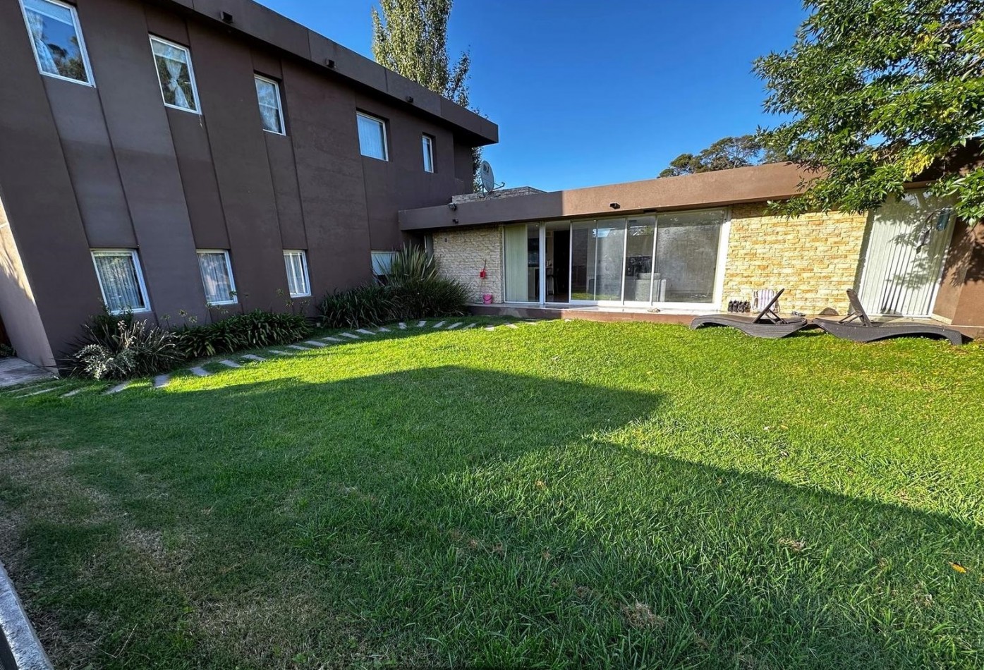Casa de 5 ambientes con pileta en Acantilados