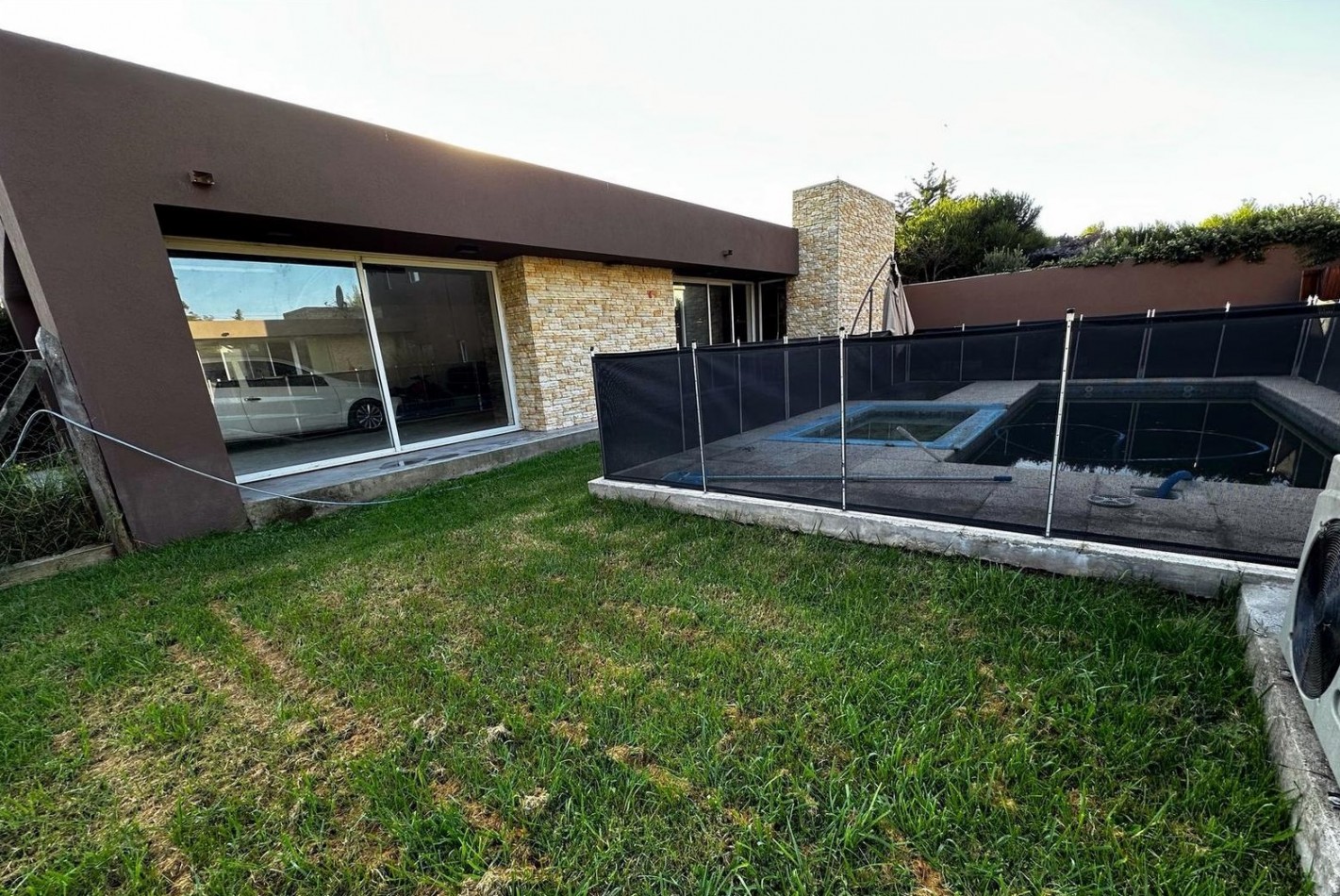 Casa de 5 ambientes con pileta en Acantilados