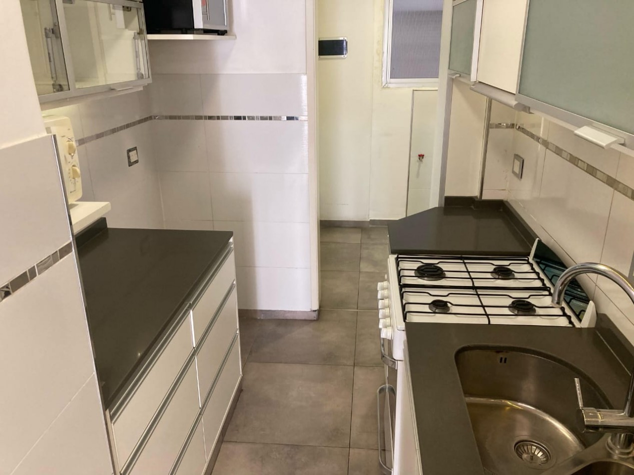 Departamento tres ambientes, dos baños, con terraza y balcon, zona centrica