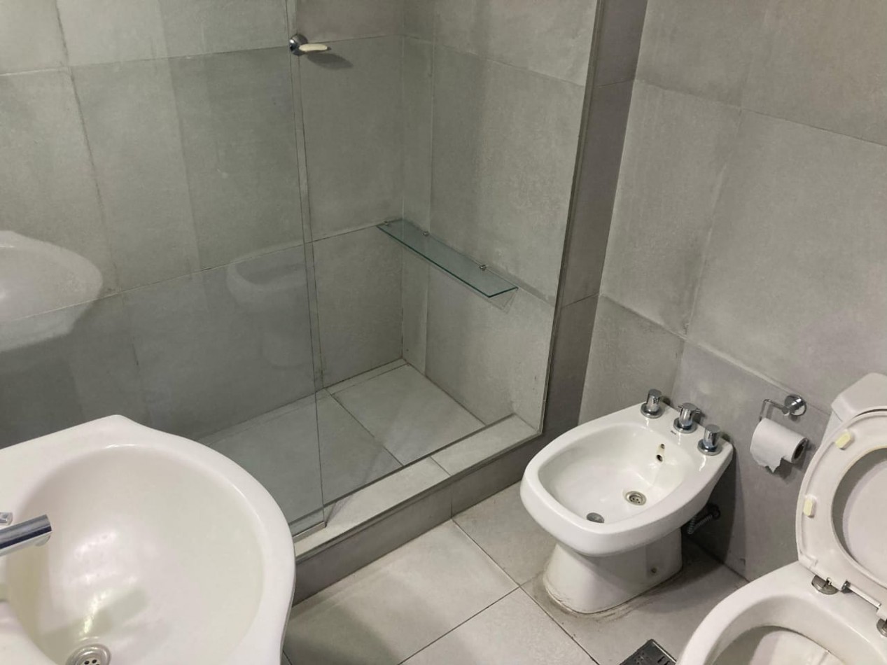 Departamento tres ambientes, dos baños, con terraza y balcon, zona centrica