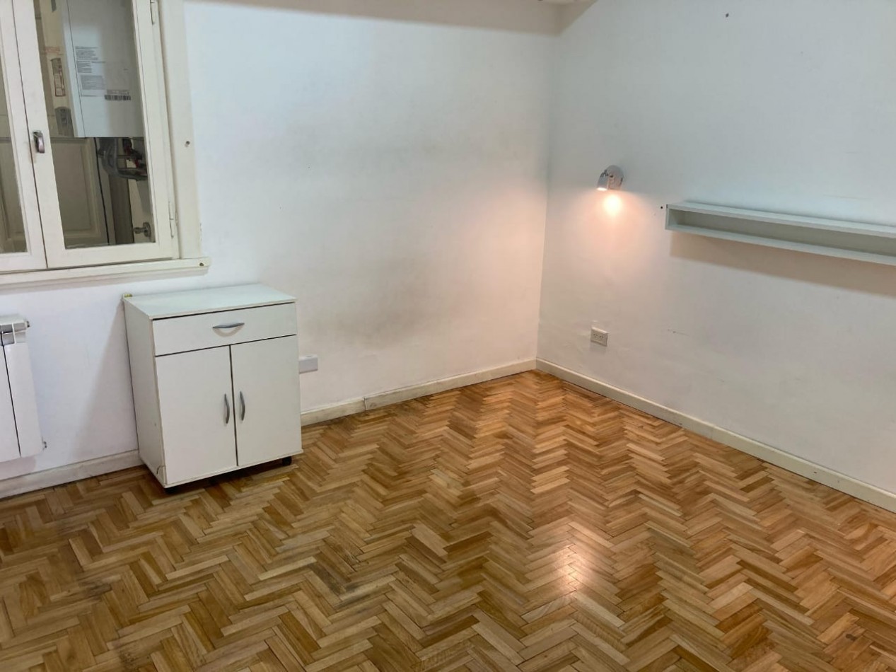 Departamento tres ambientes, dos baños, con terraza y balcon, zona centrica