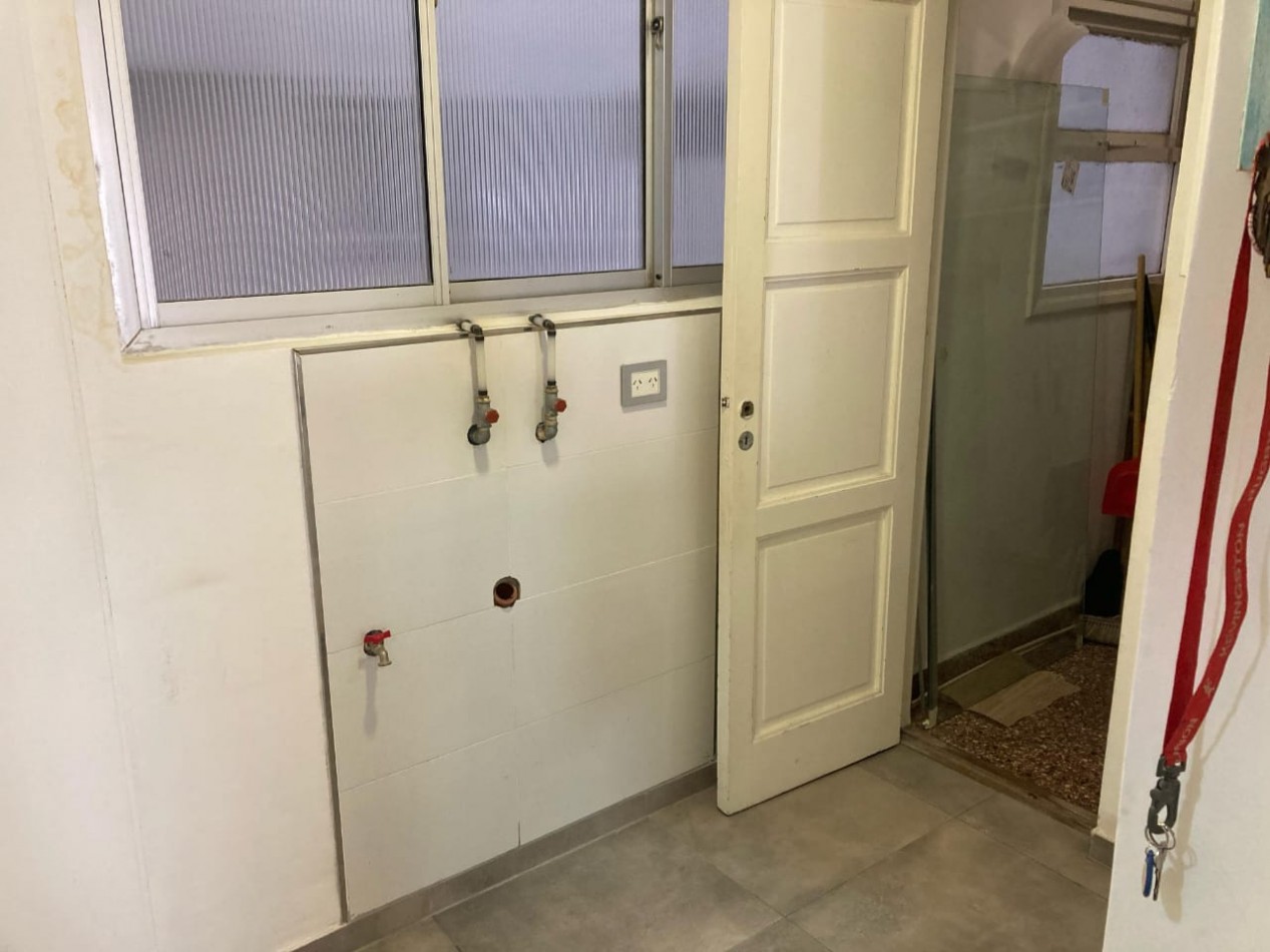 Departamento tres ambientes, dos baños, con terraza y balcon, zona centrica