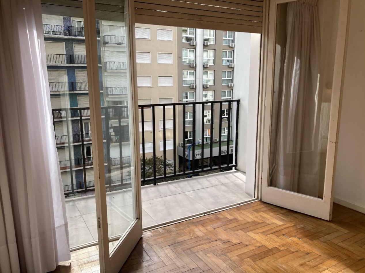 Departamento tres ambientes, dos baños, con terraza y balcon, zona centrica
