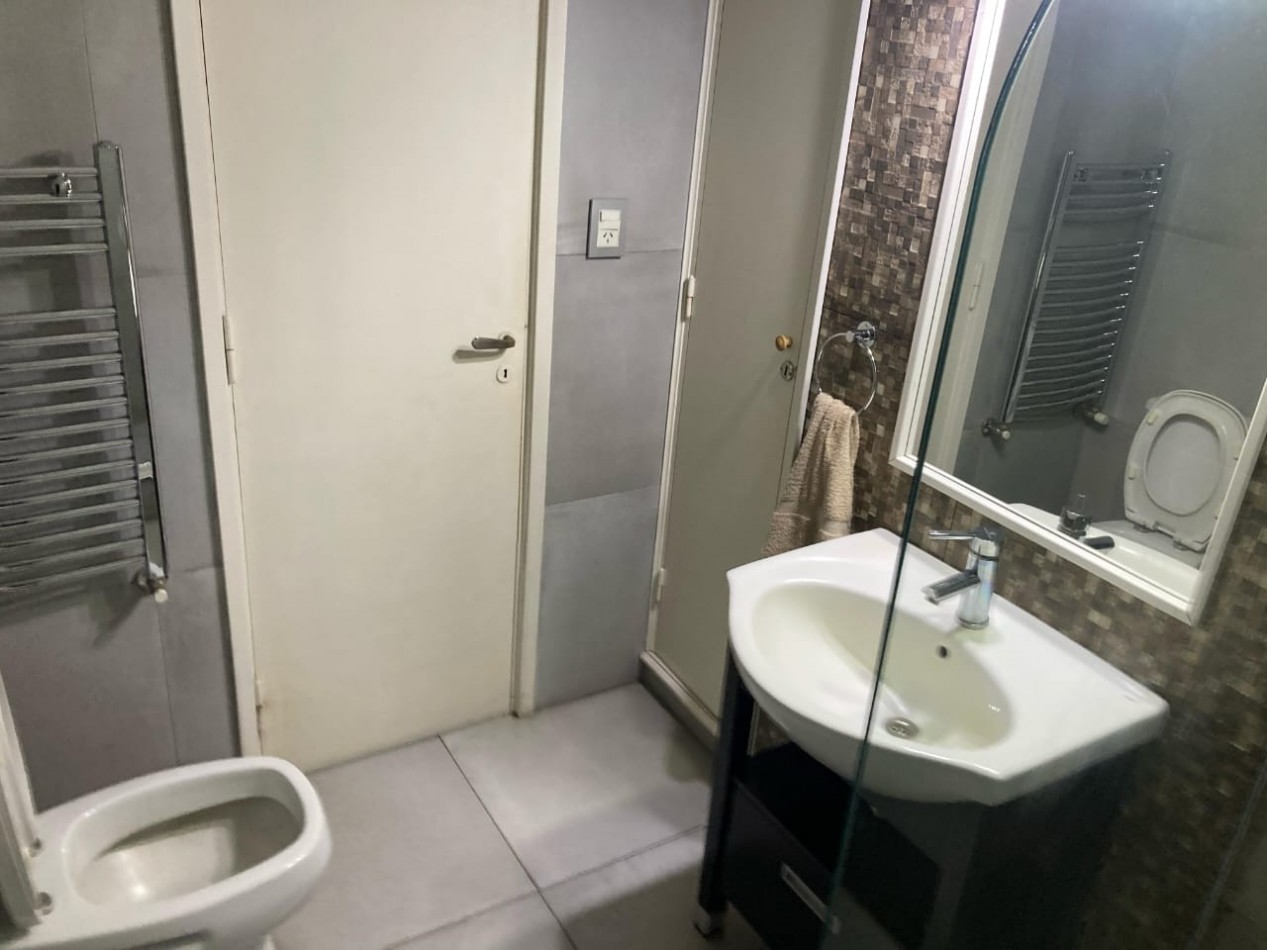 Departamento tres ambientes, dos baños, con terraza y balcon, zona centrica