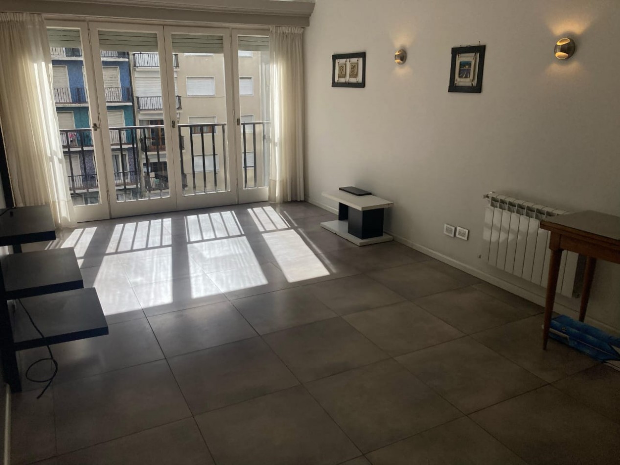 Departamento tres ambientes, dos baños, con terraza y balcon, zona centrica