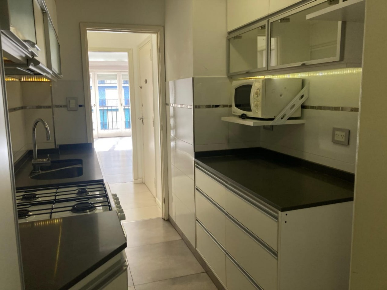 Departamento tres ambientes, dos baños, con terraza y balcon, zona centrica