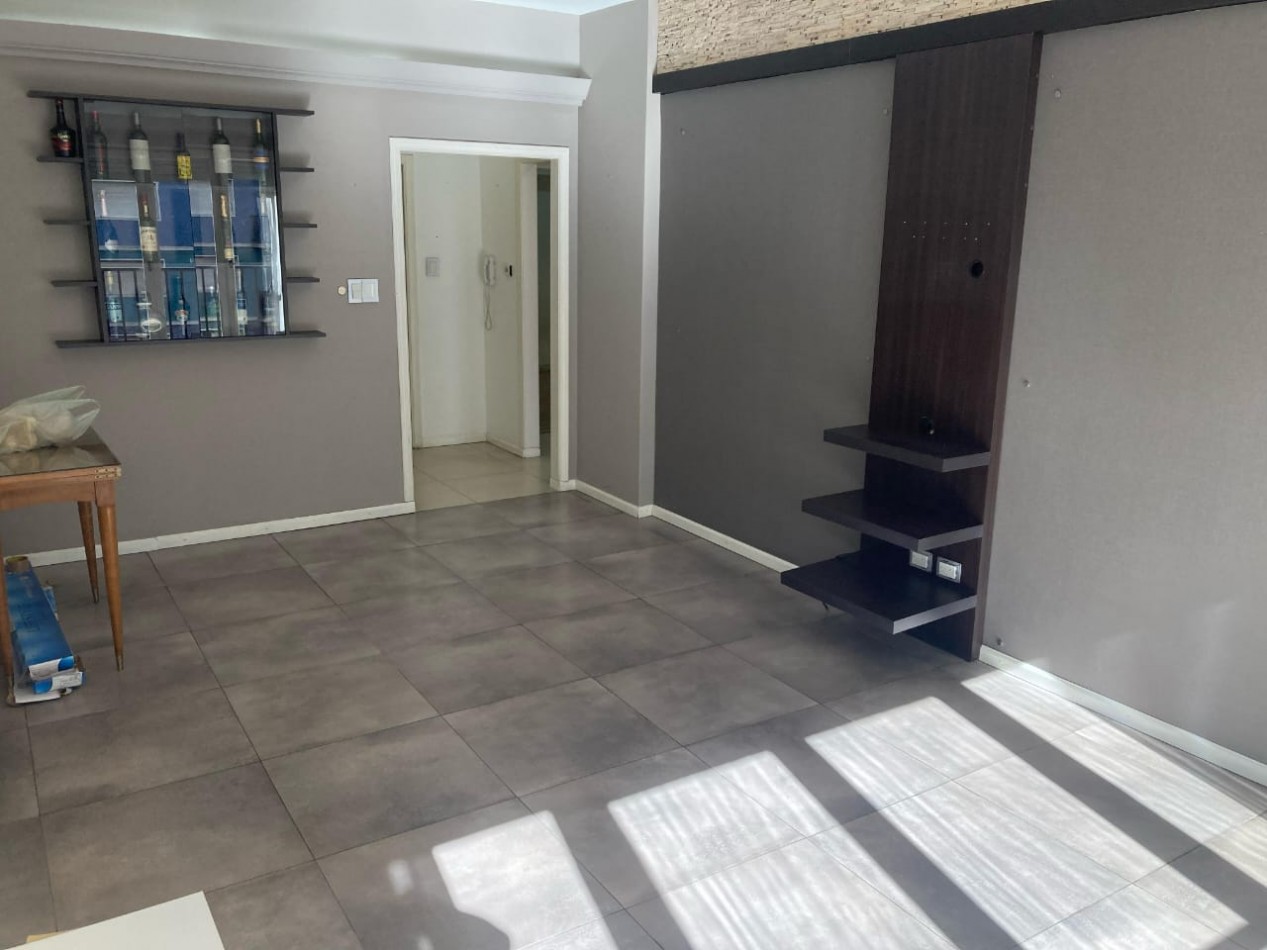 Departamento tres ambientes, dos baños, con terraza y balcon, zona centrica