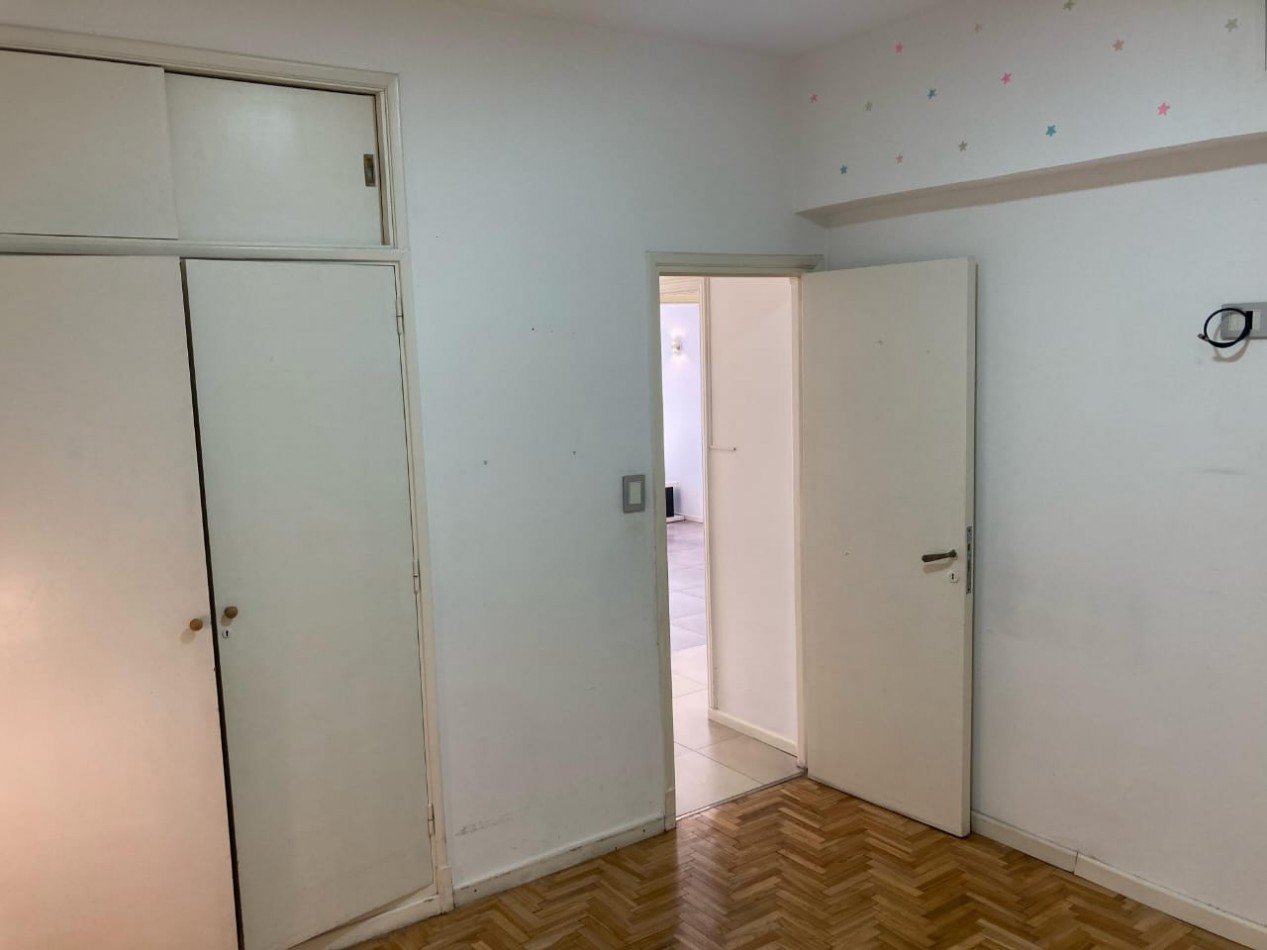Departamento tres ambientes, dos baños, con terraza y balcon, zona centrica