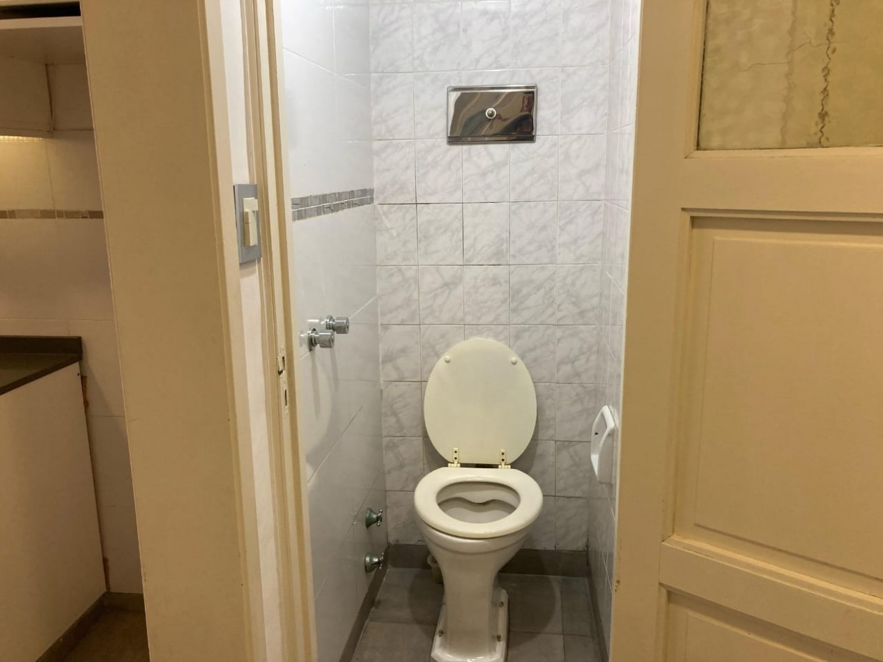 Departamento tres ambientes, dos baños, con terraza y balcon, zona centrica