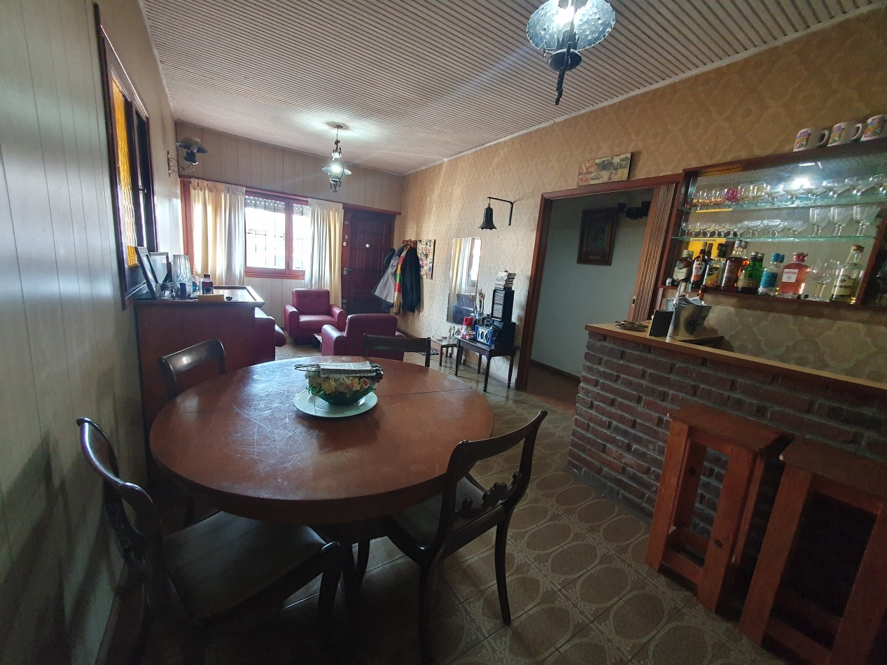 Casa de 3 ambientes con garage y quincho   Z/ Barrio San Martin 
