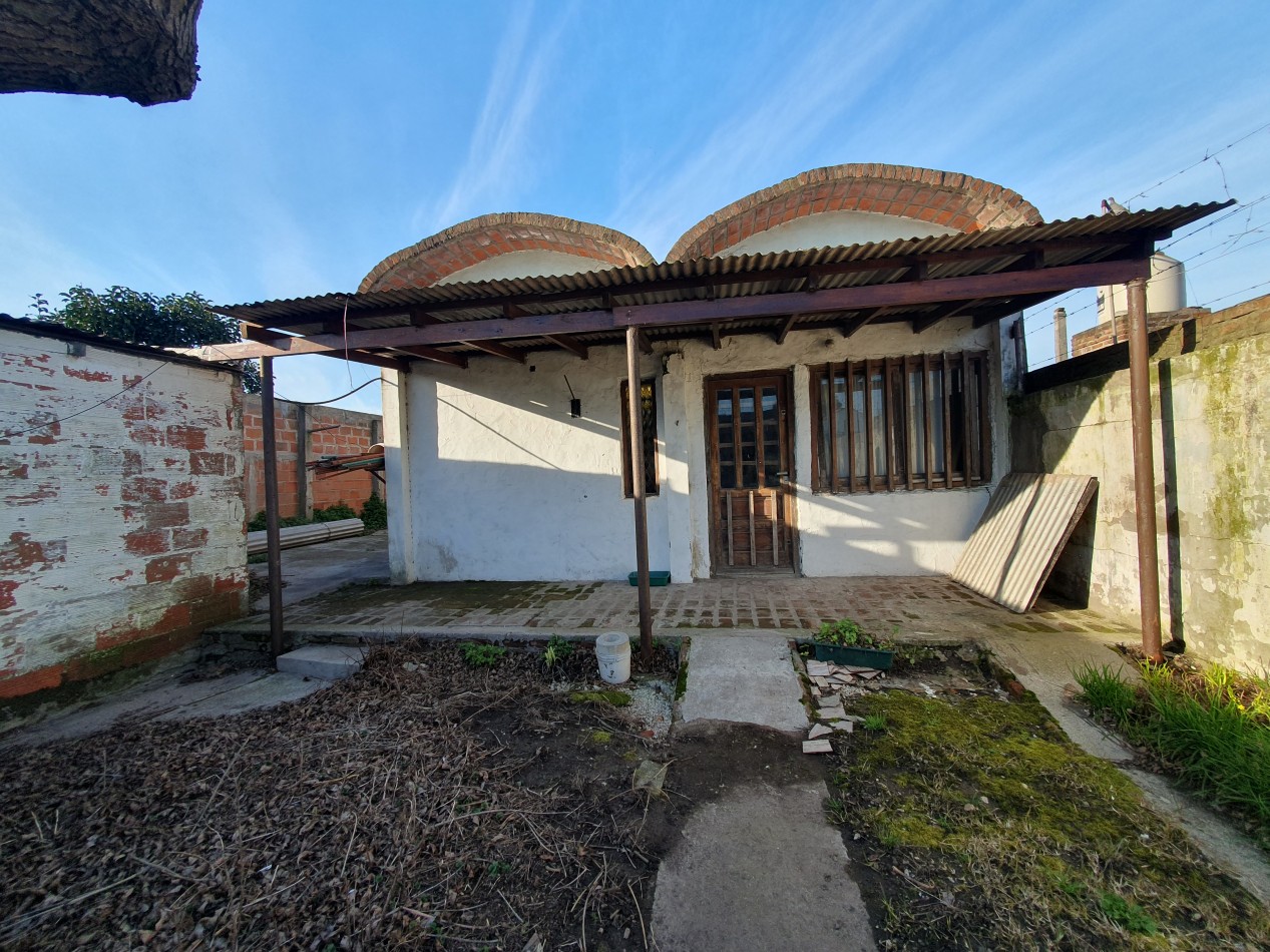 Casa de 3 ambientes con garage y quincho   Z/ Barrio San Martin 