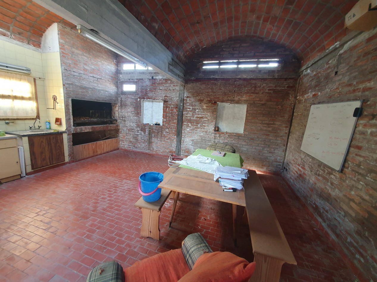 Casa de 3 ambientes con garage y quincho   Z/ Barrio San Martin 