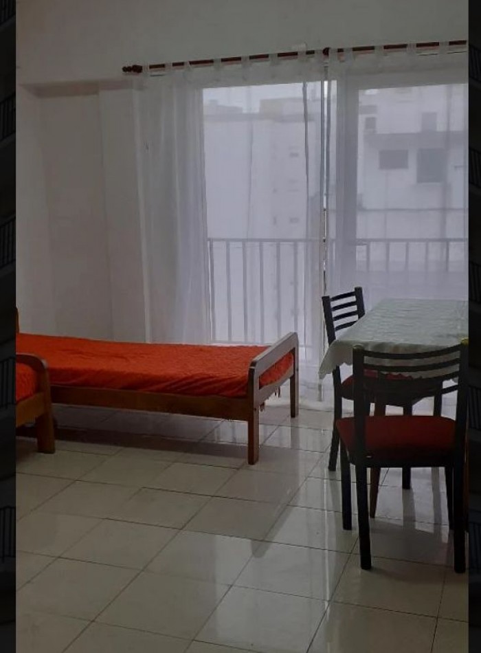 Departamento de 1 ambiente a la calle