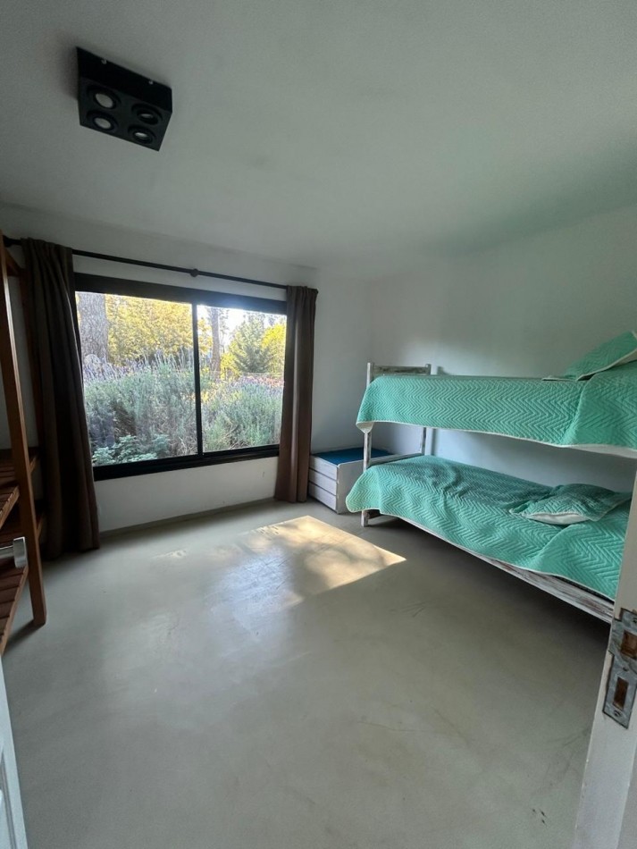 VENTA - CASA 4 AMBIENTES CON DEPENDENCIA EN BARRIO CERRADO SAN BENITO