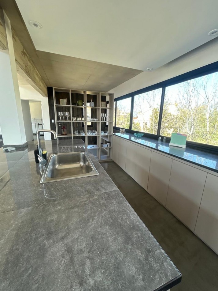 VENTA - CASA 5 AMBIENTES EN BARRIO CERRADO SAN BENITO 