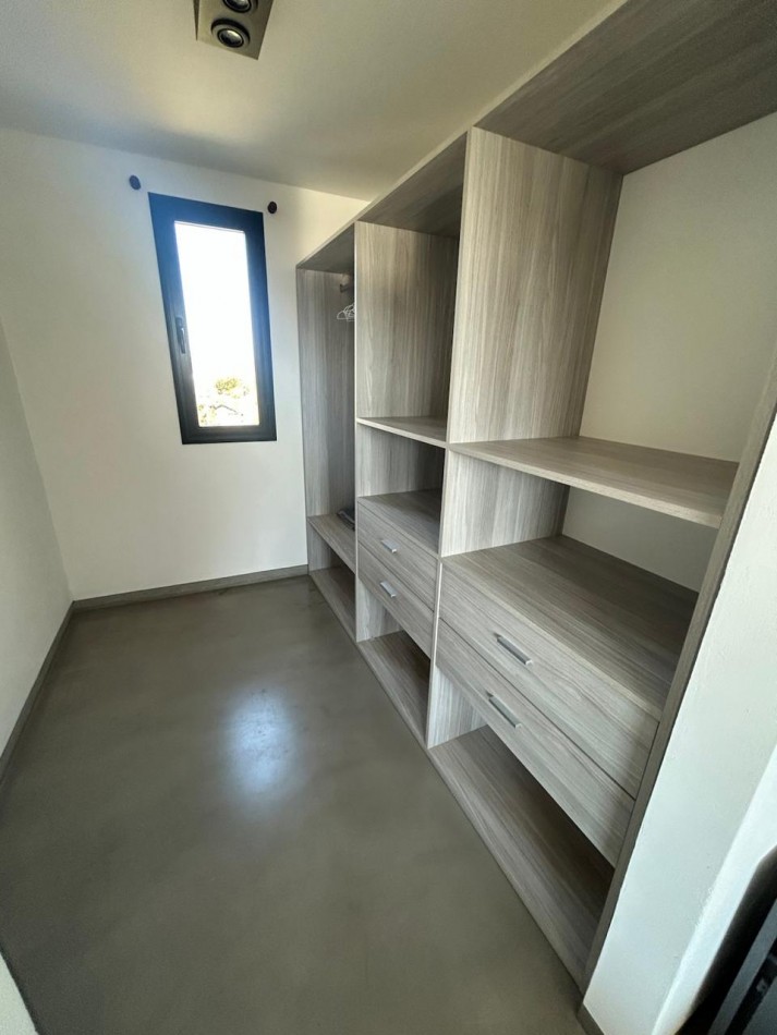 VENTA - CASA 5 AMBIENTES EN BARRIO CERRADO SAN BENITO 
