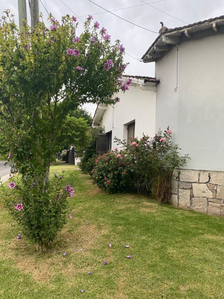Casa 3 ambientes y dpto 2 ambientes