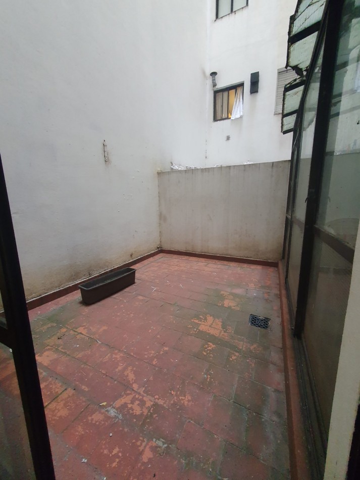 DEPARTAMENTO 2 AMBIENTES CON 2 PATIOS Y DEPENDENCIA Z/ PLAZA COLON