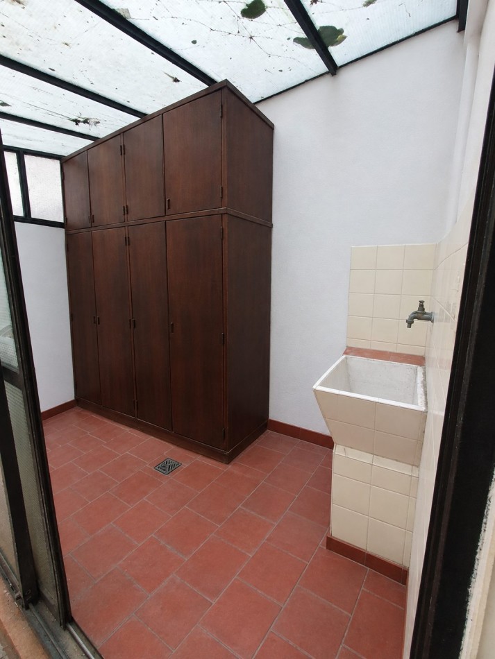 DEPARTAMENTO 2 AMBIENTES CON 2 PATIOS Y DEPENDENCIA Z/ PLAZA COLON