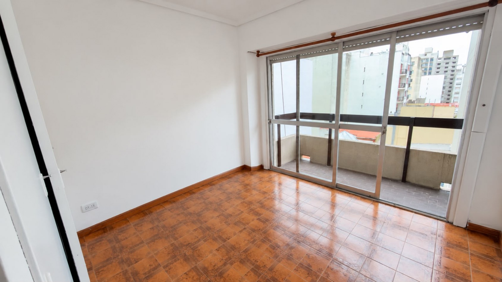 DEPARTAMENTO DE 2 AMBIENTES CON DOS BALCONES Y VISTA PARCIAL AL MAR - LA PERLA