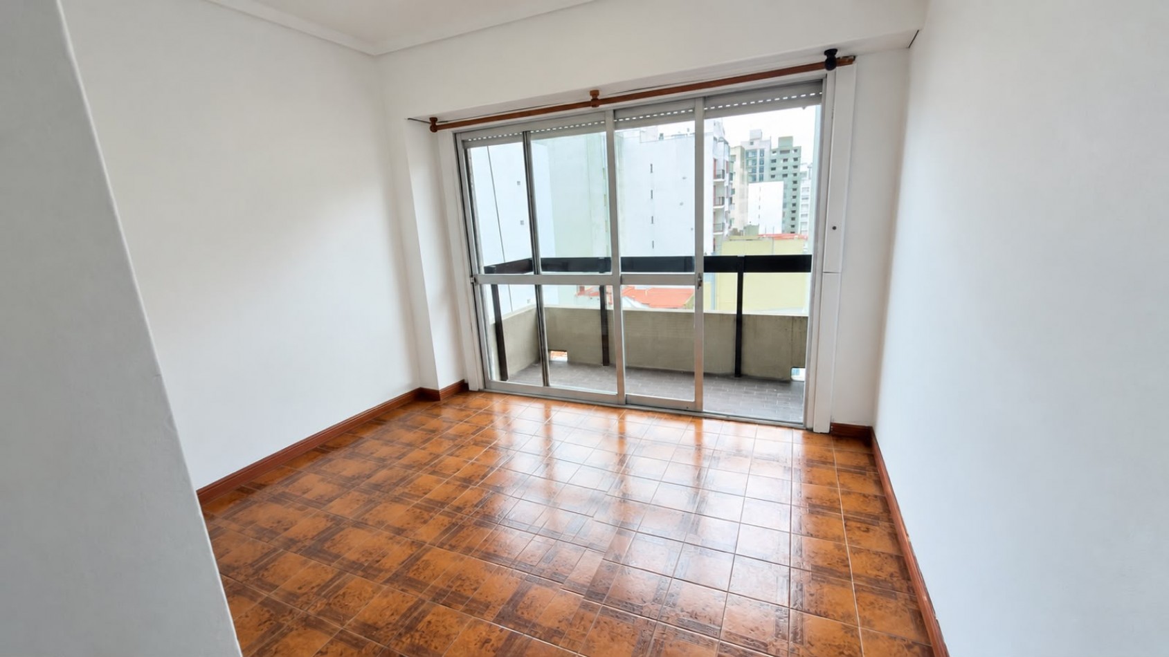 DEPARTAMENTO DE 2 AMBIENTES CON DOS BALCONES Y VISTA PARCIAL AL MAR - LA PERLA