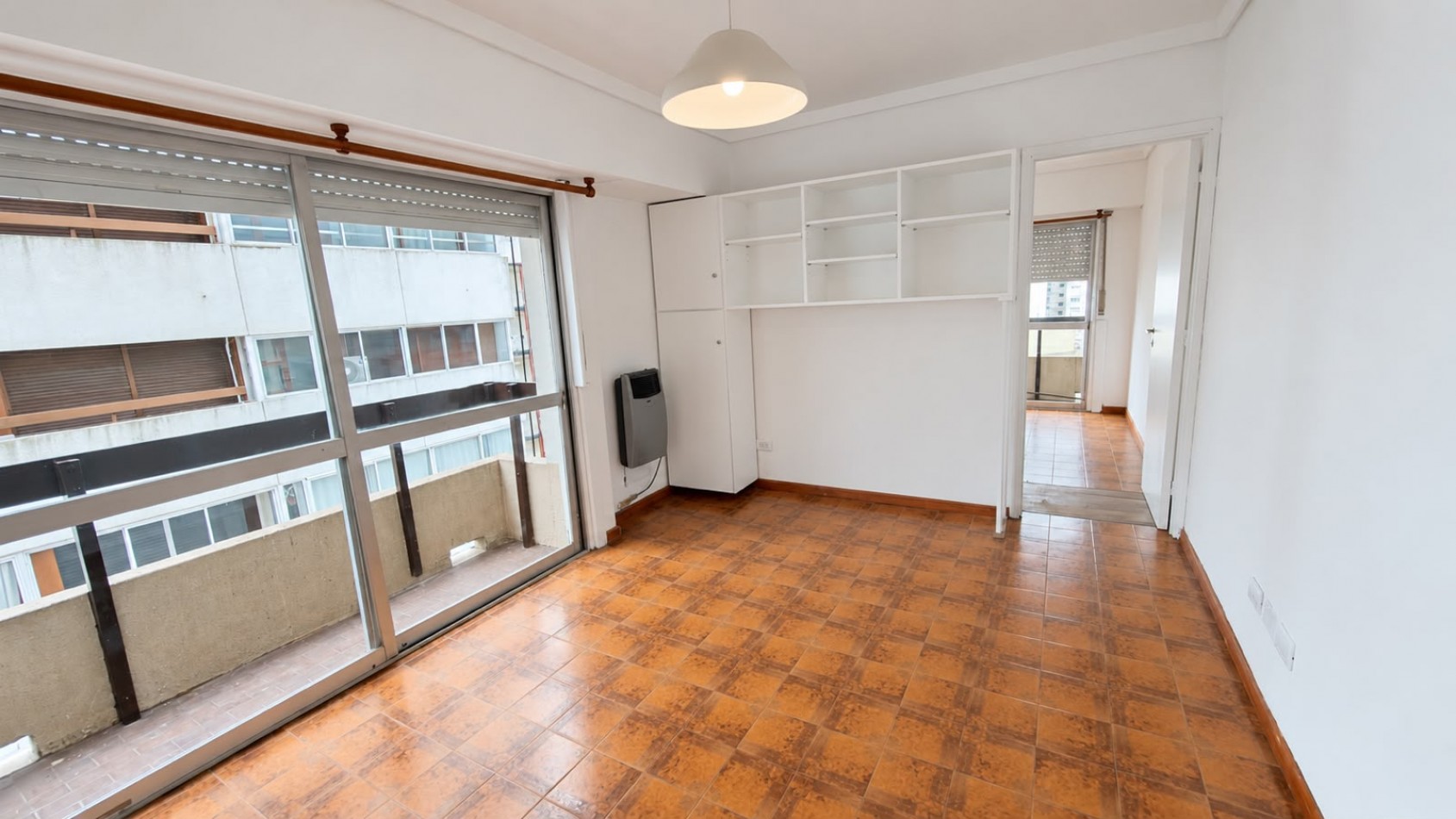 DEPARTAMENTO DE 2 AMBIENTES CON DOS BALCONES Y VISTA PARCIAL AL MAR - LA PERLA
