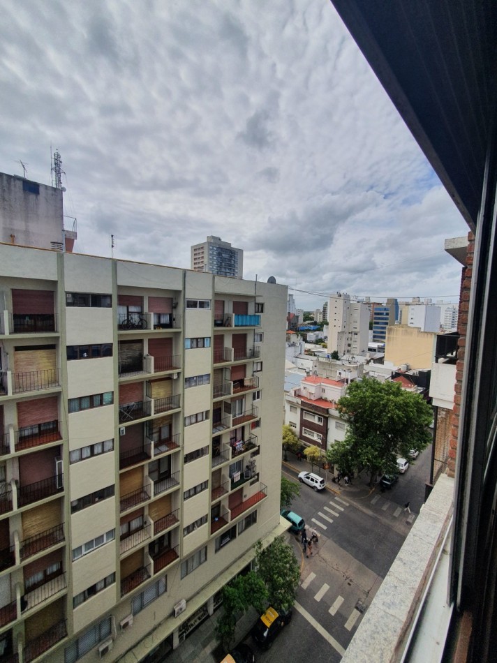 3 ambientes a la calle con balcon saliente,  con opcion cochera.     Catamarca y Belgrano
