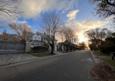 IMPORTANTE RESIDENCIA EN EL CORAZON DEL BARRIO LOS TRONCOS. UNICA EN SU ESTILO 