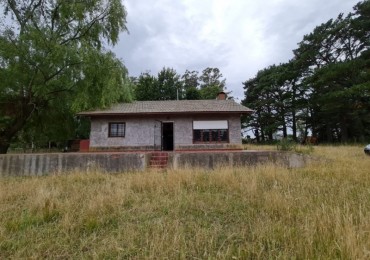 Casa de 3 ambientes a reciclar en lote de una hectarea