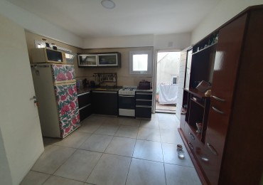 Casa al frente con garaje mas departamento de 1 ambiente