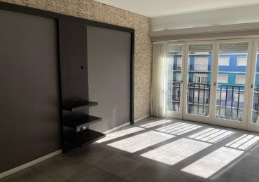 Departamento tres ambientes, dos baños, con terraza y balcon, zona centrica