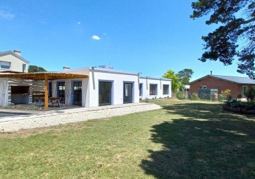 VENTA - CASA 4 AMBIENTES CON DEPENDENCIA EN BARRIO CERRADO SAN BENITO